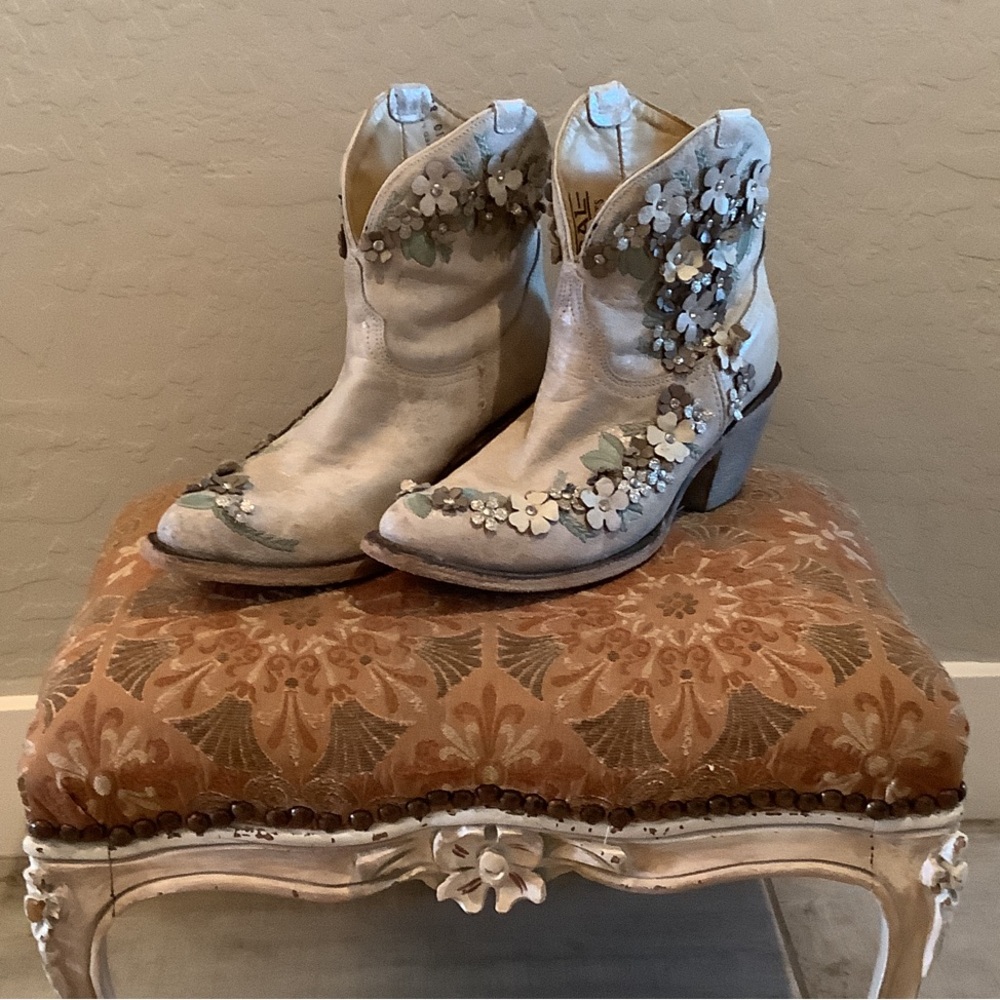 CORAL HANDCRAFTED 9.5 LEATHER/COWHIDE White Floral Overlay Boots